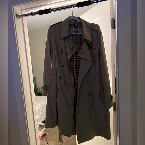 NWT Burberry Chelsea Trench in Honey - Picture 7 of 7